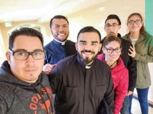 Marco Tavares y familia con sacerdotes