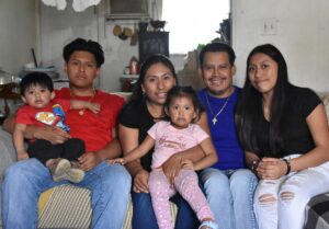 Esperanza Torres y Miguel Miguel (centro) tienen cuatro hijos. La familia vive en un modesto apartamento en Morristown, en el noreste de Tennessee, a unos 40 minutos de la misión de Glenmary San Juan Pablo II. —Foto por John Feister.