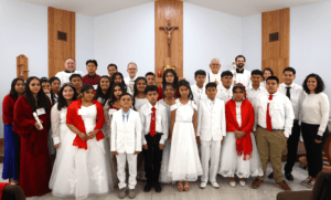 Misión San Juan Pablo II en Rutledge, TN. Vigilia Pascual de 2023_Sacramentos_Padre Neil Pezzulo y foto de grupo.—Foto de Glenmary por Ashley Lodge.